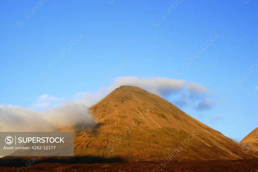 Scotland, Isle of Skye, Glen Sligachan. Evening light iluminates the red hues of the wild mountain landscape of Glen Sligachan.
