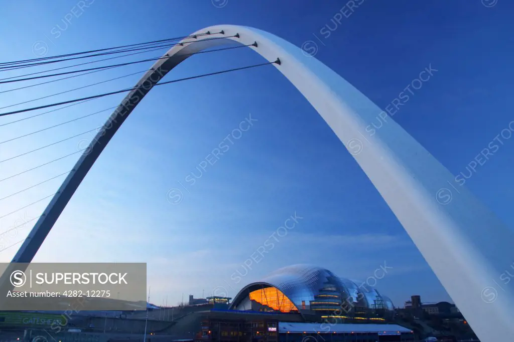England, Tyne and Wear, Newcastle upon Tyne. The Millennium Bridge and the Sage Gateshead building viewed from the quayside.