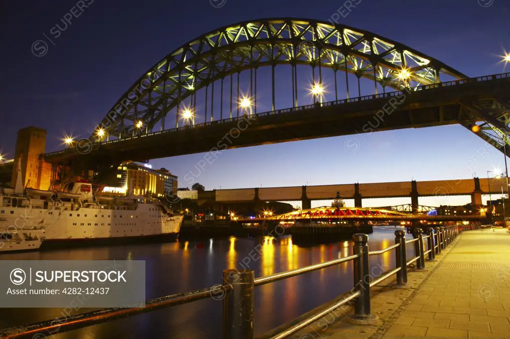 England, Tyne and Wear, Newcastle Upon Tyne. The world famous Tyne Bridge and River Tyne in the city of Newcastle Upon Tyne.