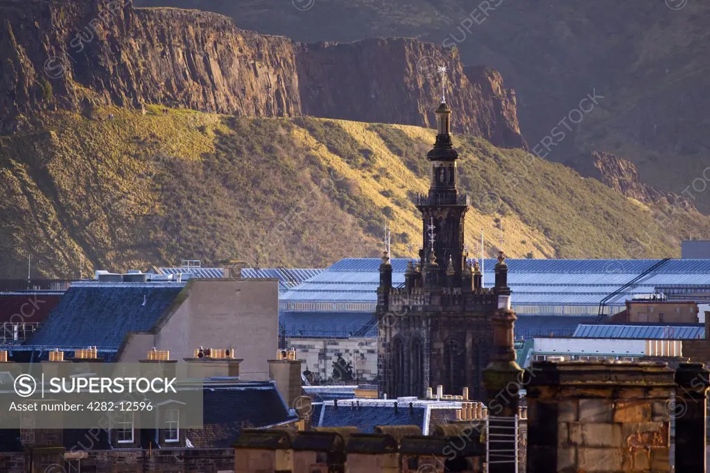 Scotland, City of Edinburgh, Edinburgh. View overlooking the Old Town situated alongside the extinct volcano known as Arthurs Seat.