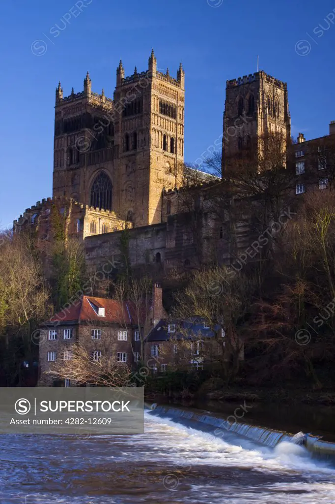 England, County Durham, Durham. Durham Cathedral, situated above the river banks of the River Wear.