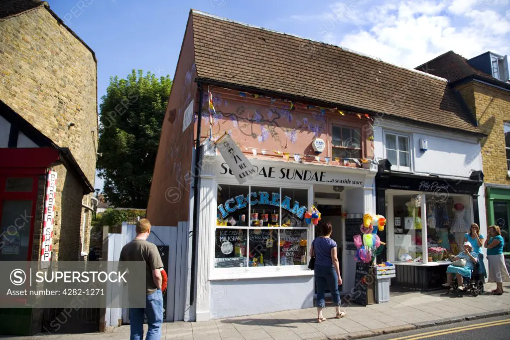 England, Kent, Whitstable. A traditional ice cream parlour 'Sundae Sundae' in Whitstable.