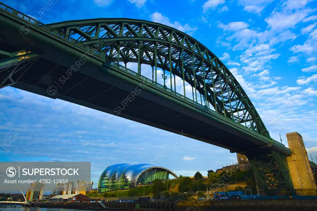 England, Tyne and Wear, Newcastle Upon Tyne. The iconic Tyne Bridge over the River Tyne connecting Newcastle upon Tyne and Gateshead.