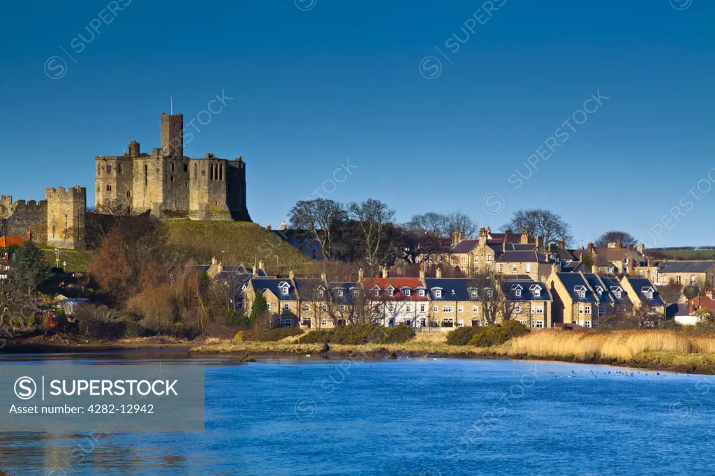 England, Northumberland, Warkworth. Warkworth Castle, a 12th-century stone motte and bailey fortress located on a defensive mound in a loop of the River Coquet.