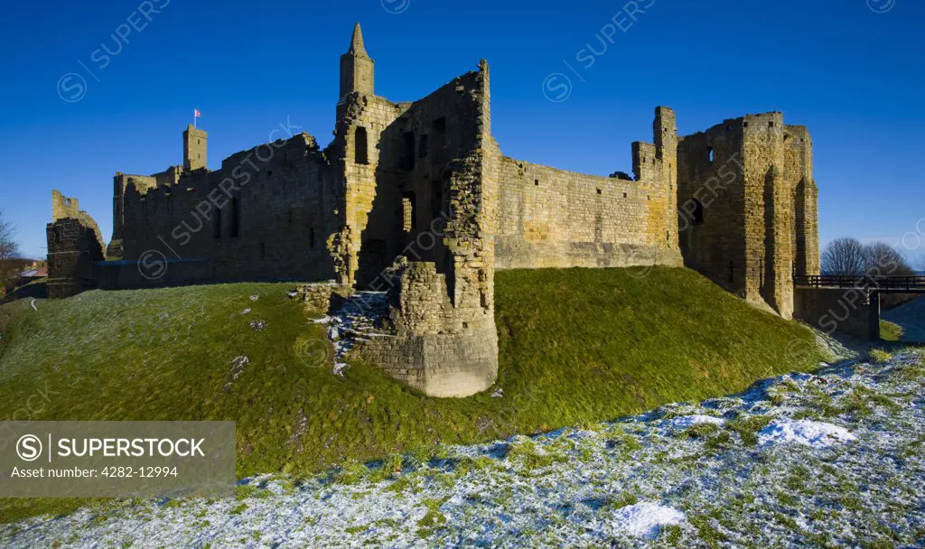 England, Northumberland, Warkworth Castle. Warkworth Castle (English Heritage), a magnificent 12th century stone motte and bailey fortress, located near the Northumberland Heritage Coast.