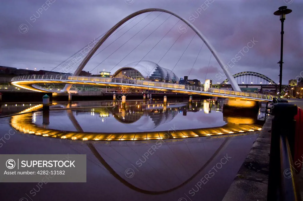 England, Tyne and Wear, Newcastle upon Tyne. Gateshead Millennium Bridge, the Tyne bridge and the Sage Gateshead at dusk.