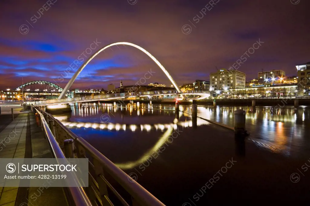 England, Tyne and Wear, Newcastle upon Tyne. Gateshead Millennium Bridge over the River Tyne, a pedestrian and cycle bridge linking the re-developed waterfronts of Gateshead and Newcastle.