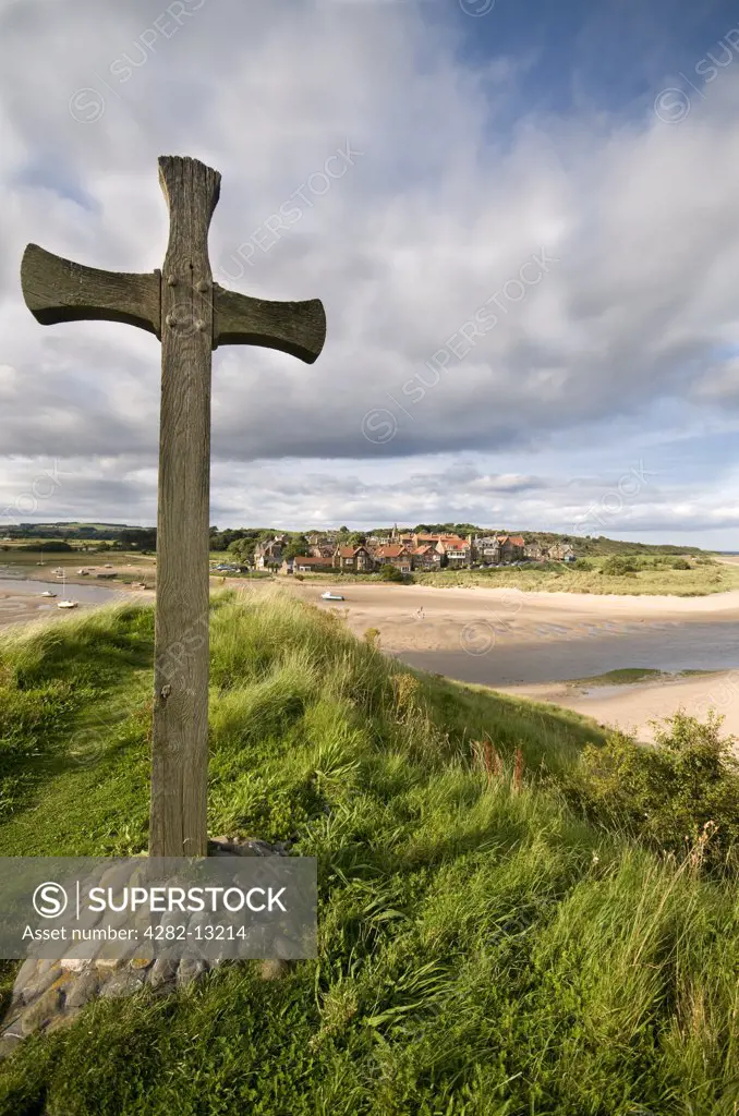 England, Northumberland, Alnmouth. A cross marking the site of the original Saxon church of Alnmouth overlooking the estuary of the River Aln.