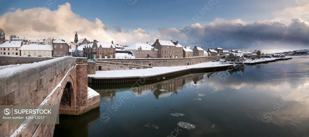 England, Northumberland, Berwick-upon-Tweed. Snow covering the town of Berwick-upon-Tweed, viewed from Berwick Bridge, also know as the Old Bridge, a Grade I listed stone bridge built between 1611 and 1624 over the River Tweed.