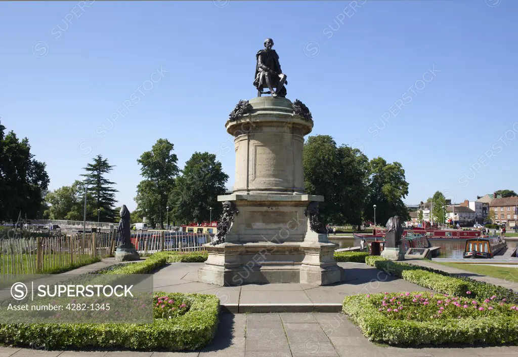 England, Warwickshire, Stratford-upon-Avon. The Gower Memorial in Bancroft Gardens featuring a statue of William Shakespeare and four characters from his plays.