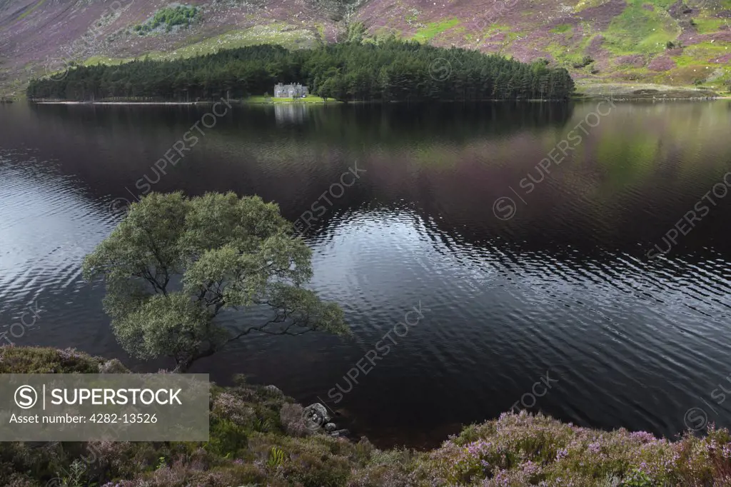 Scotland, Aberdeenshire, Loch Muick. Glas-allt Shiel, a house on the banks of Loch Muick in the Cairngorms National Park.