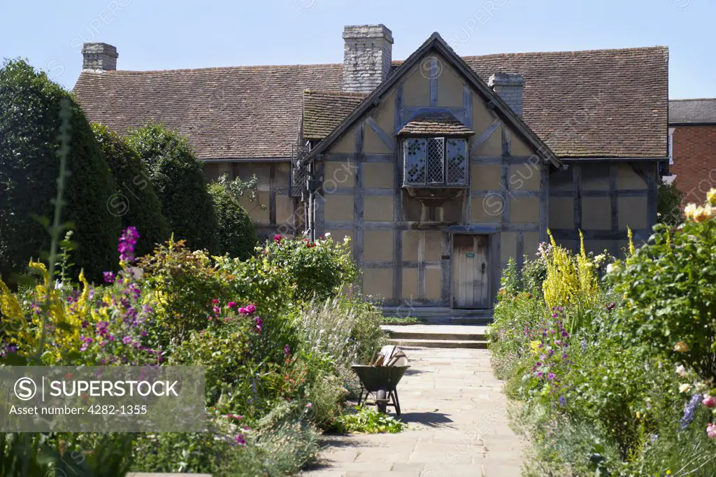 England, Warwickshire, Stratford-upon-Avon. William Shakespeare's Birthplace and Garden in Henley Street, the most famous and most visited literary landmark in Britain.