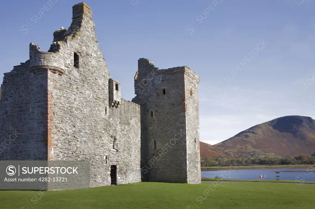 Scotland, North Ayrshire, Lochranza. The ruin of Lochranza Castle in the middle of Lochranza on the Isle of Arran.