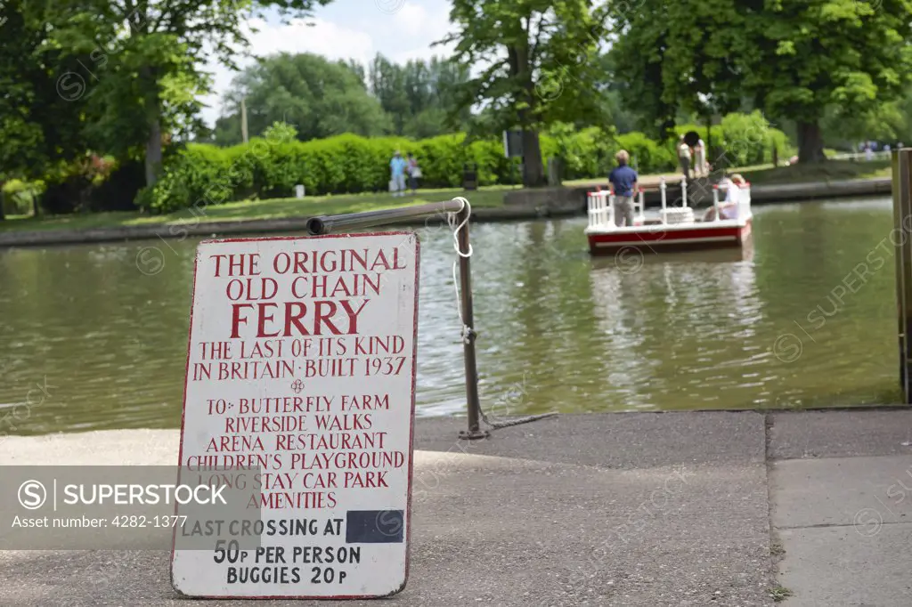 England, Warwickshire, Stratford-upon-Avon. An old Chain ferry crossing the River Avon towards Butterfly Farm. The ferry was built in 1937 and is the last of its kind to be made and used in Britain.