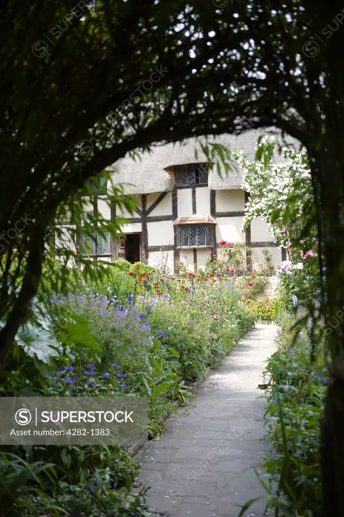 England, Warwickshire, Shottery. Anne Hathaway's Cottage, a traditional English cottage that was the premarital home of William Shakespeare's wife, Anne.