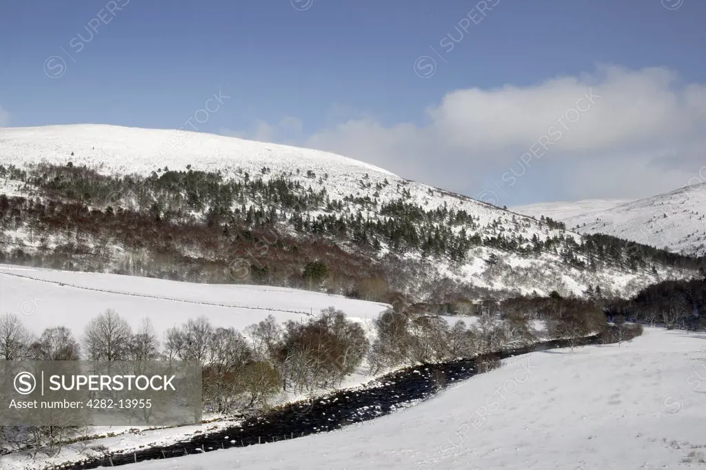 Scotland, Aberdeenshire, Glen Gairn. River Gairn running through the snow covered hills of Glen Gairn.