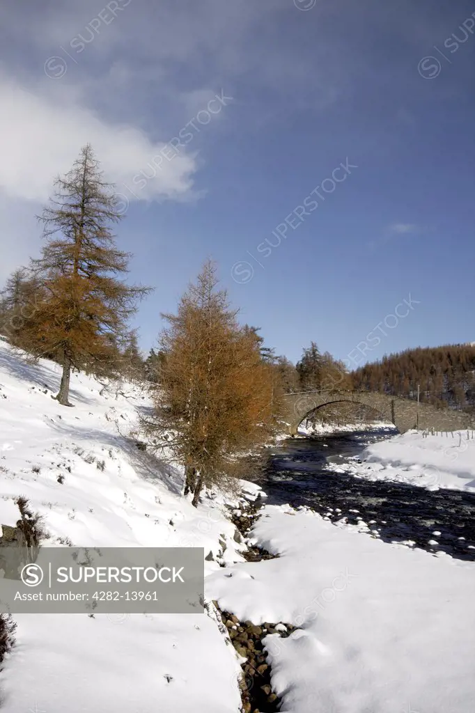 Scotland, Aberdeenshire, Glen Gairn. River Gairn running through the snow covered hills of Glen Gairn.