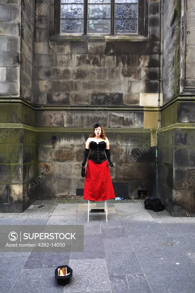 Scotland, Midlothian, Edinburgh. Opera singer performing in The Royal Mile in the Old Town of Edinburgh during the Fringe Festival.