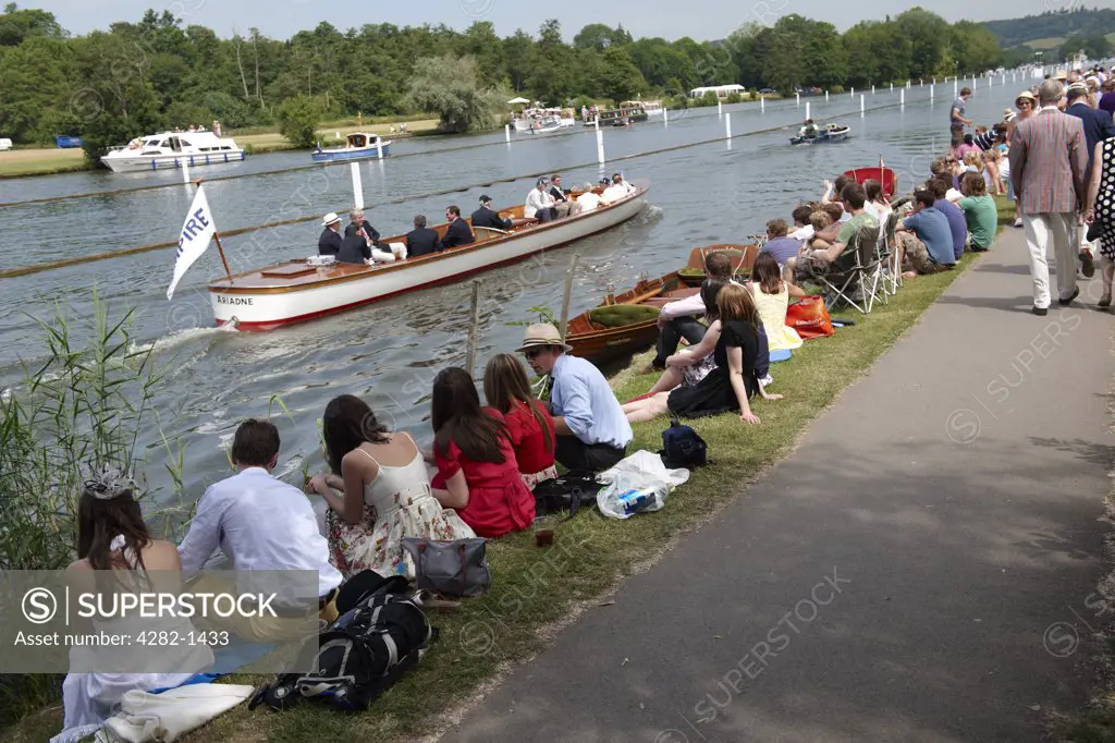England, Oxfordshire, Henley-on-Thames. Spectators on the riverbank enjoying the annual Henley Royal Regatta.