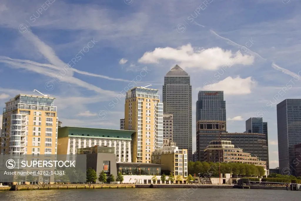 England, London, Canary Wharf. View across the Thames to the skyscrapers of Canary Wharf.