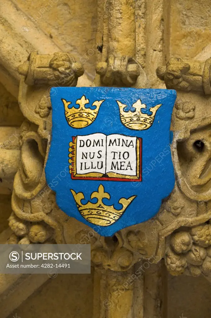 England, Oxfordshire, Oxford. Crest and coat of arms of Oxford University outside the Bodleian Library.