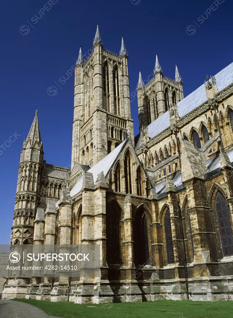 England, Lincolnshire, Lincoln. The western end of Lincoln Cathedral showing part of the exterior of the Early English Gothic nave and the Perpendicular towers topping the Norman west front.