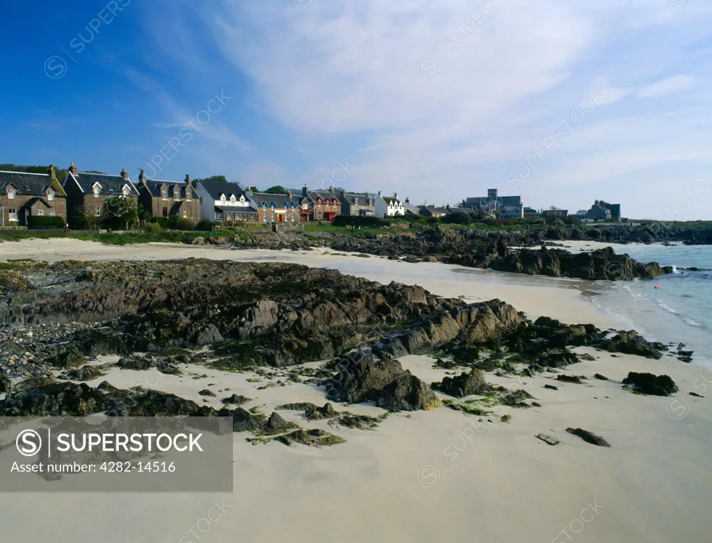 Scotland, Argyll and Bute, Iona. A view along the shore of St Ronan's Bay from the jetty at Baile Mor, showing the main village street with the abbey beyond.