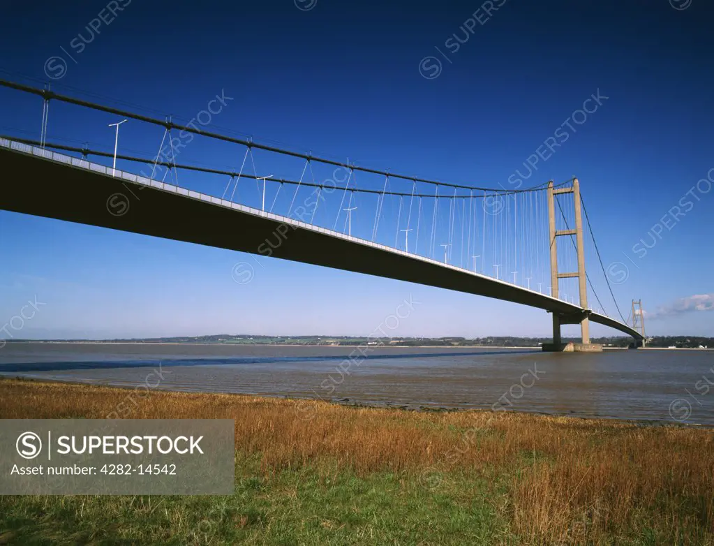 England, Lincolnshire , Barton-upon-Humber. The Humber Bridge from the shore at Barton-upon-Humber crossing the Humber estuary to Hessle in East Yorkshire.