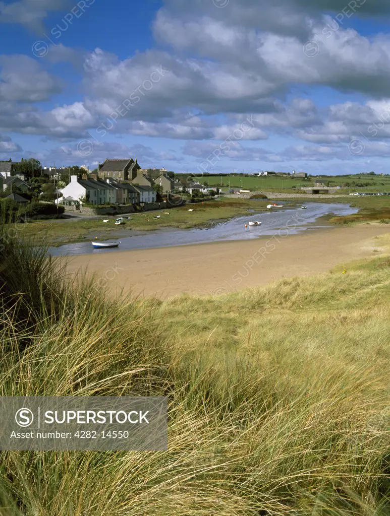 Wales, Anglesey, Aberffraw. Aberffraw village, the River Ffraw and stone-arched Hen Bont bridge seen from the dunes.