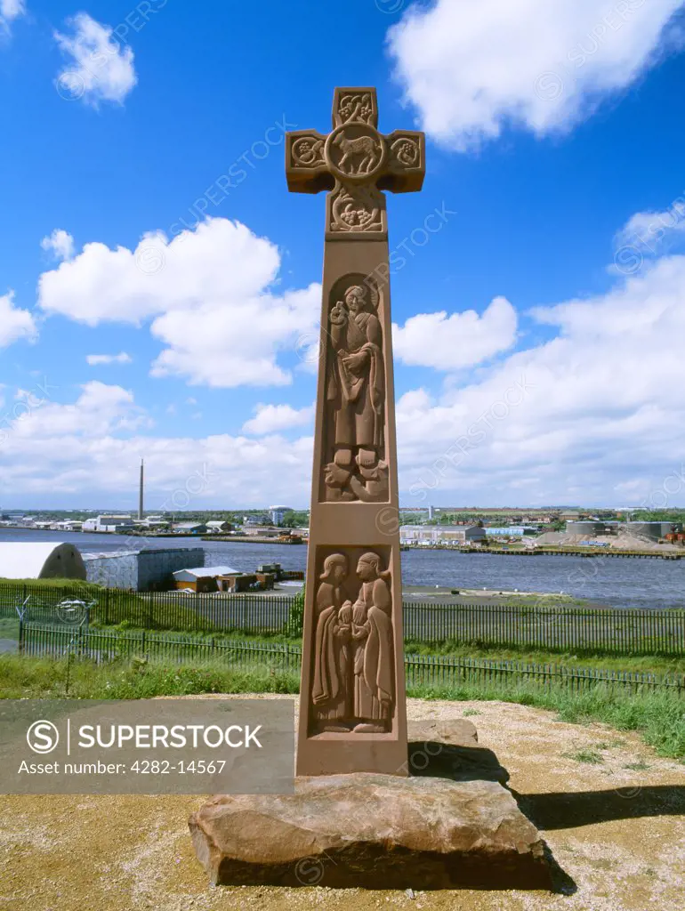England, Tyne and Wear, Jarrow. A replica Anglo-Saxon cross overlooking the River Tyne at Bede's World in Jarrow.