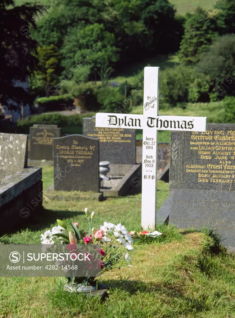 Wales, Carmarthenshire, Laugharne. The grave of Welsh poet and writer Dylan Marlais Thomas (1914-53) and his wife Caitlin Thomas (nee Caitlin Macnamara, 1913-94) in St Martin of Tours' churchyard.