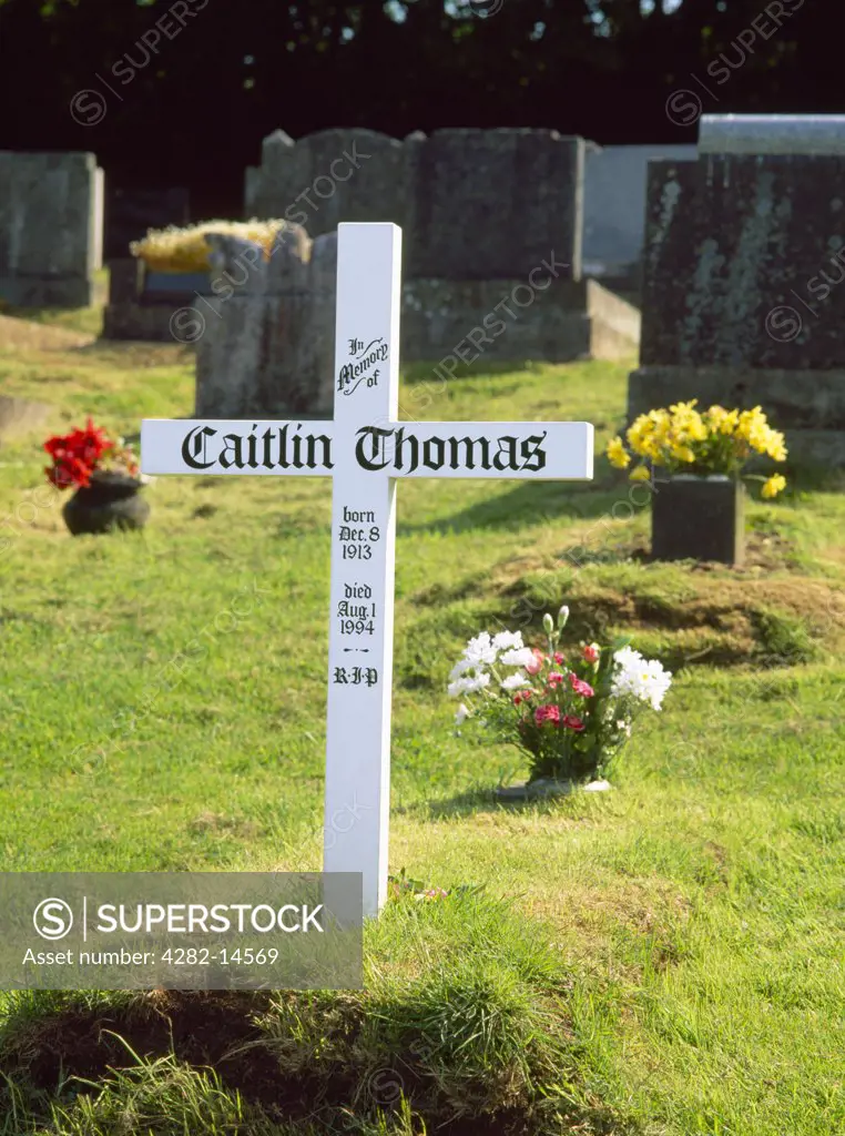 Wales, Carmarthenshire, Laugharne. The grave of Caitlin Thomas (nee Caitlin Macnamara, 1913-94) and her husband the Welsh poet and writer Dylan Marlais Thomas (1914-53) in St Martin of Tours' churchyard.