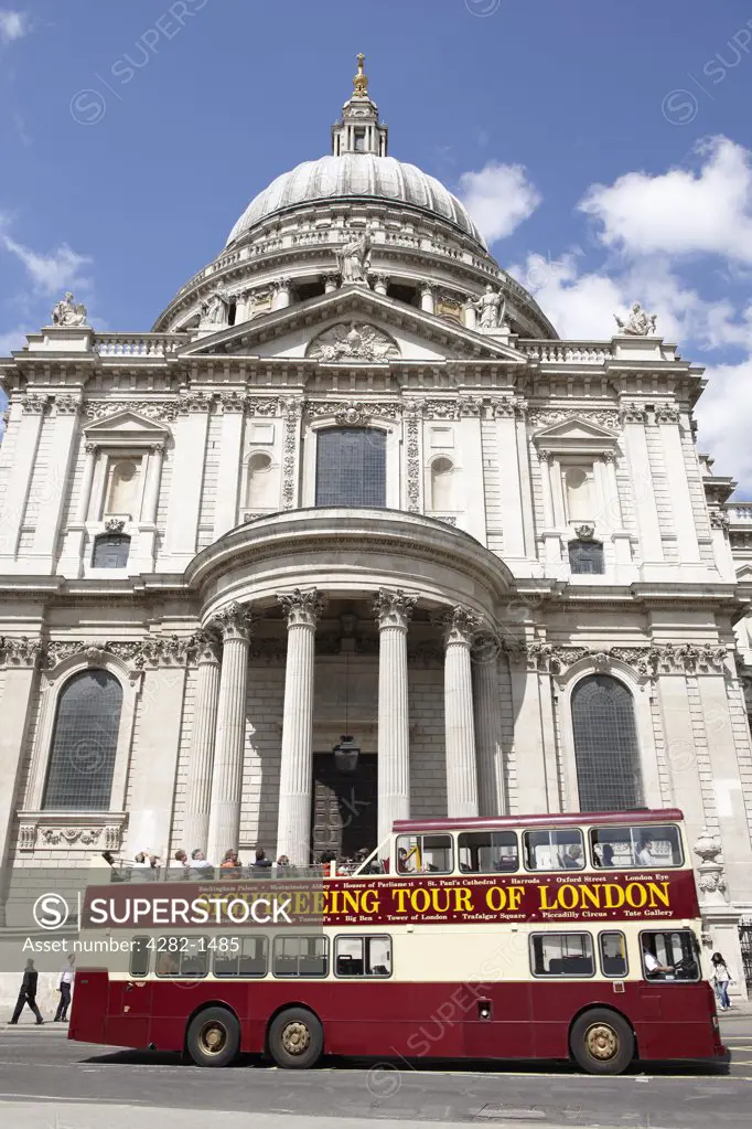 England, London, St. Paul's. Tour of London bus passing St. Paul's Cathedral in London.
