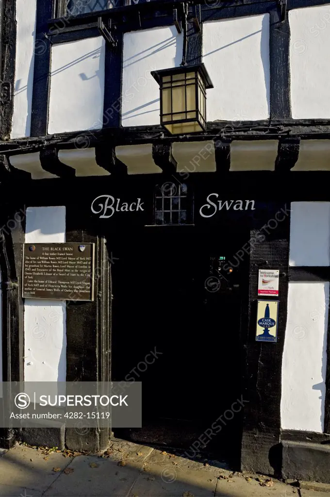 England, North Yorkshire, York. Entrance to the Black Swan pub in Peasholme Green. The first record of the building being used as a pub is from 1763 though it was originally built in 1417 as a family residence.