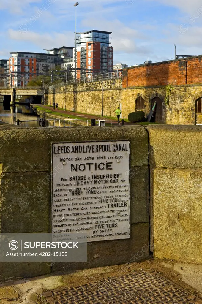 England, West Yorkshire, Leeds. A weight restriction notice by Office Lock Bridge on the Leeds and Liverpool Canal.