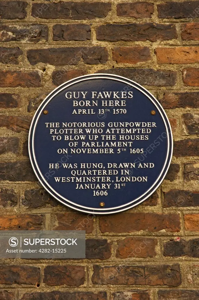 England, North Yorkshire, York. A plaque on a wall in High Petergate marking the birthplace of Guy Fawkes (Gunpowder plotter) on April 13th 1570.