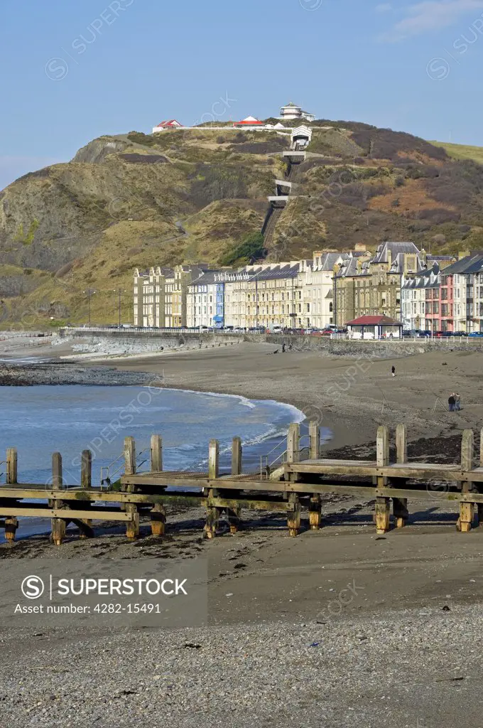 Wales, Ceredigion, Aberystwyth. Sand and shingle beach by Marine Terrace on the seafront at Aberystwyth.