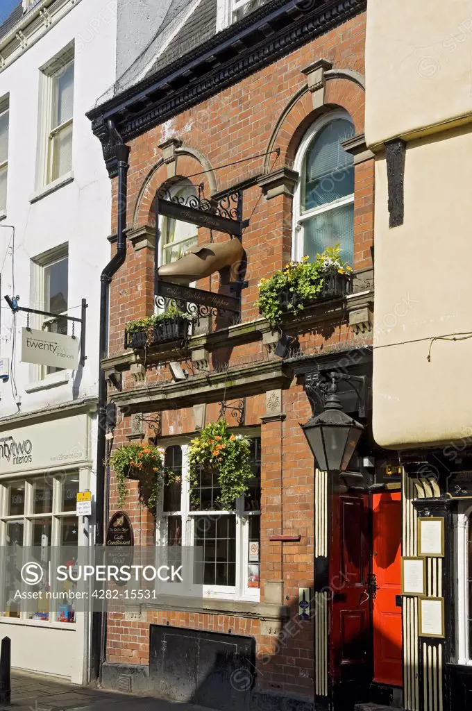 England, North Yorkshire, York. The Golden Slipper (Free House) in Goodramgate, a traditional pub in the heart of the City of York.