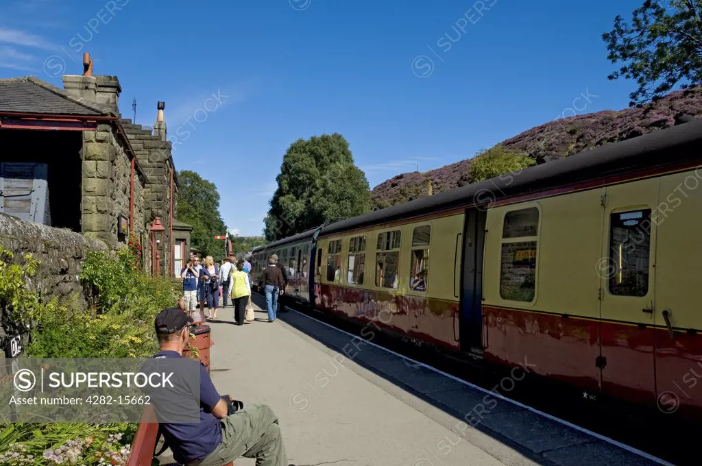 England, North Yorkshire, Goathland. A train alongside a platform at Goathland railway station on the North Yorkshire Moors Railway.