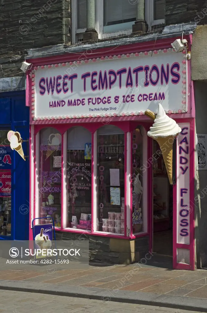 England, Cumbria, Keswick. The shopfront of Sweet Temptations, Hand Made Fudge and Ice Cream from The Pink Fudge Shop.