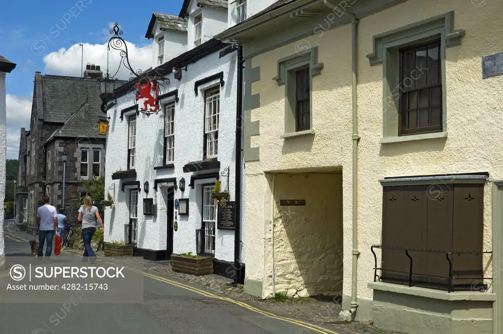England, Cumbria, Hawkshead. The Red Lion Inn, a traditional 15th century Lakeland Inn (the oldest pub in Hawkshead).