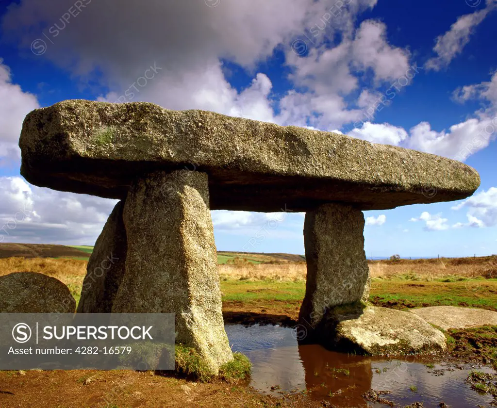 England, Cornwall, Nr. Madron. Lanyon Quoit, a neolithic chamber tomb dating from approximately 2000BC, between Madron and Trevowhan.