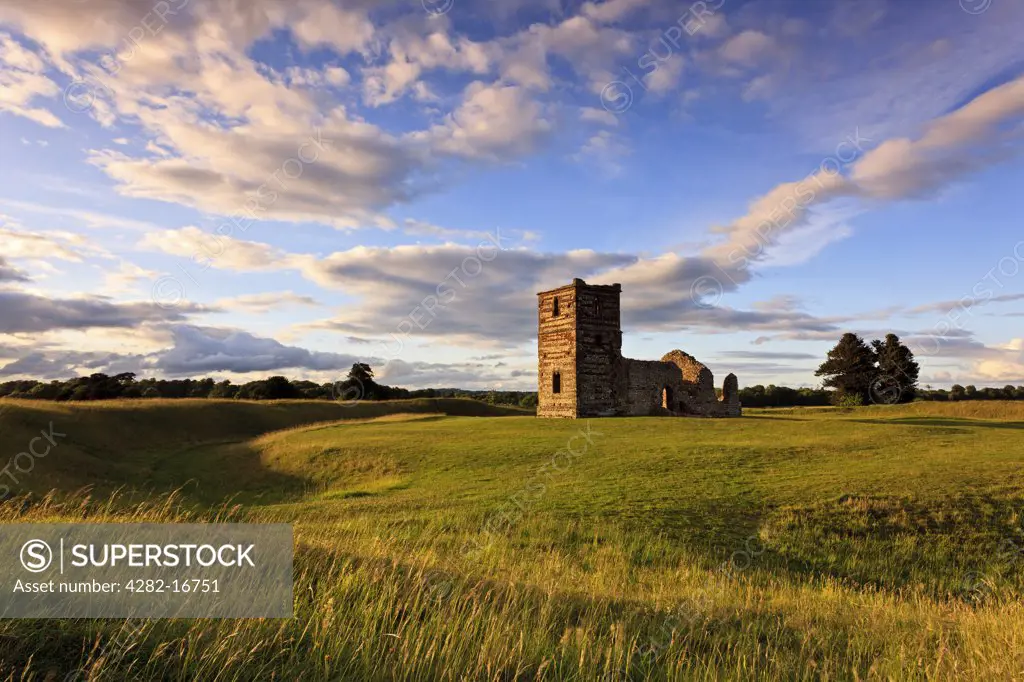 England, Dorset, Knowlton. Knowlton Church and earthworks. The ruined medieval church is at the centre a Neolithic ritual henge earthwork.