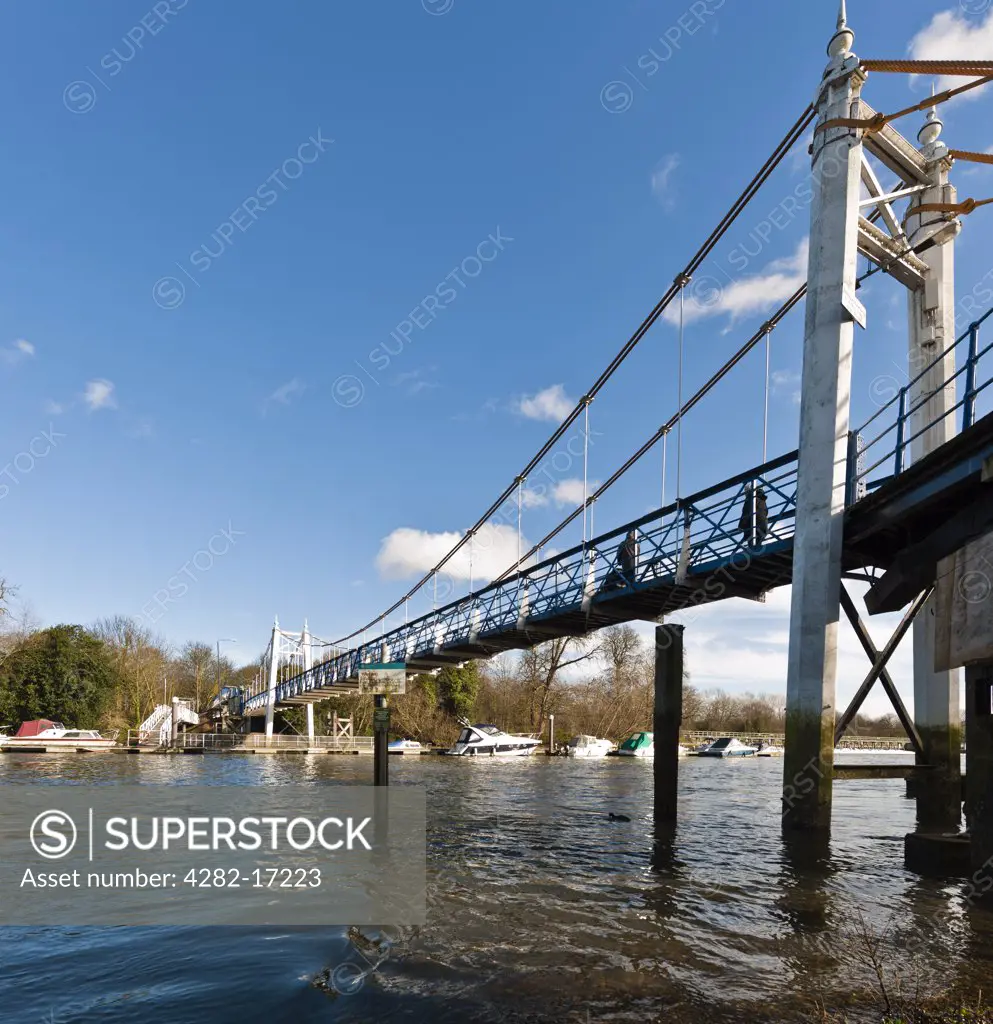 England, London, Teddington. Supension bridge over the River Thames at Teddington Lock, the upstream limit of the tide on the River Thames.