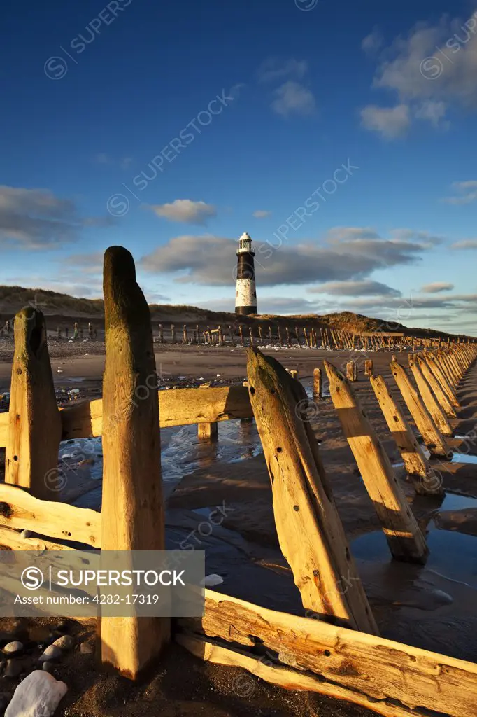 England, East Riding of Yorkshire, Spurn Head. Sea defences and Spurn Point Lighthouse at the mouth of the Humber Estuary.