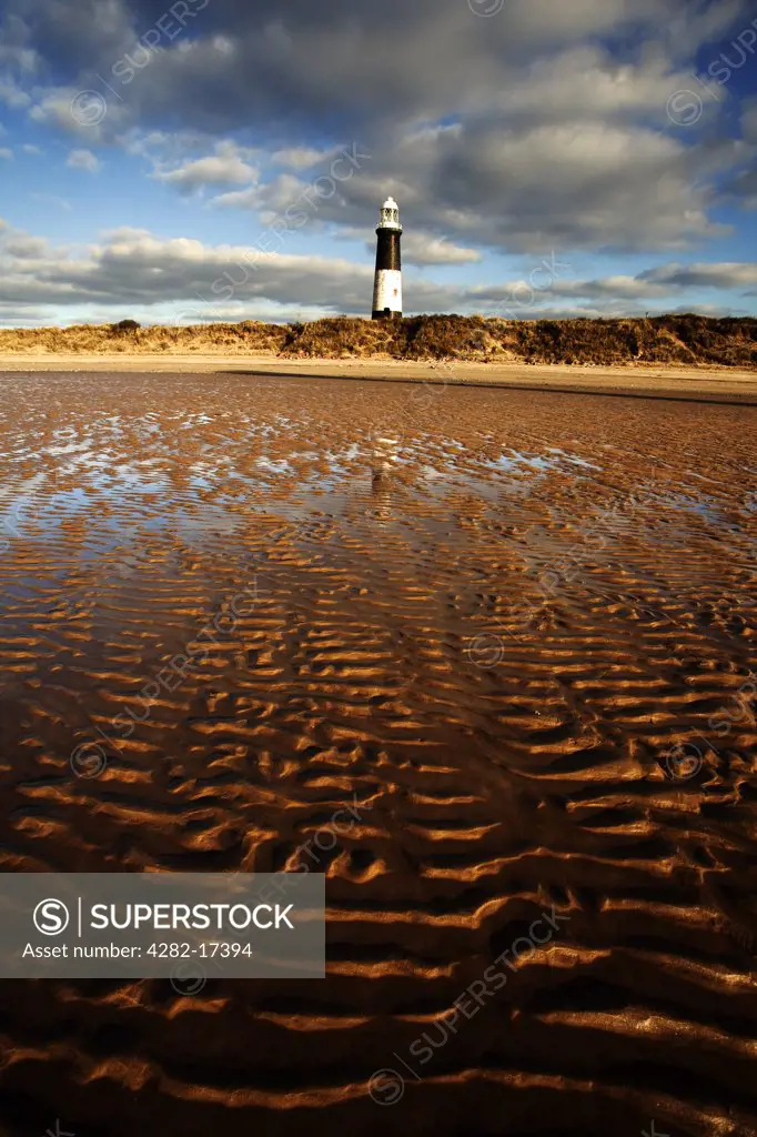 England, East Riding of Yorkshire, Spurn Head. The disused lighthouse at Spurn Point (Spurn Head) on the north bank of the mouth of the Humber estuary.