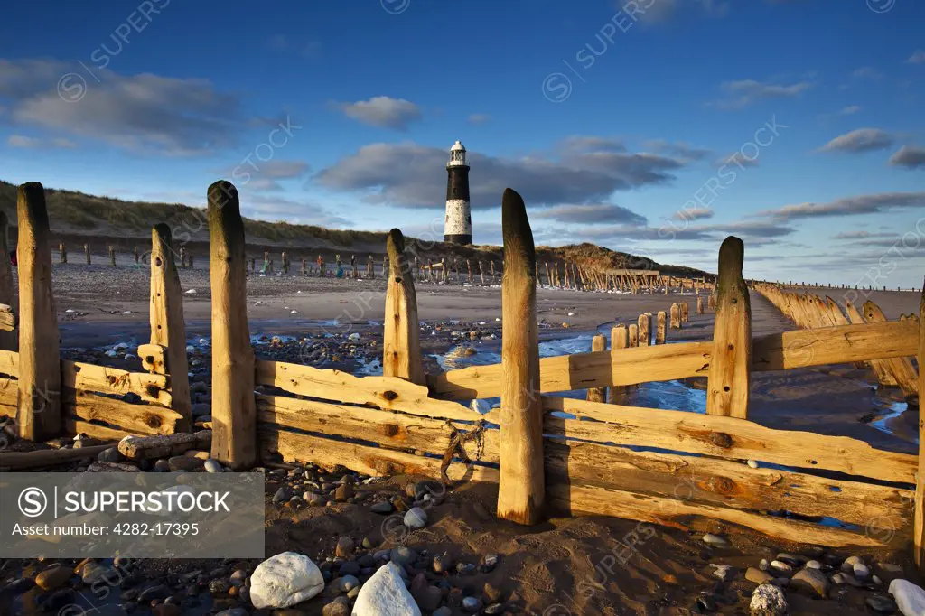 England, East Riding of Yorkshire, Spurn Head. Sea defences and the disused lighthouse at Spurn Point (Spurn Head) on the north bank of the mouth of the Humber estuary.