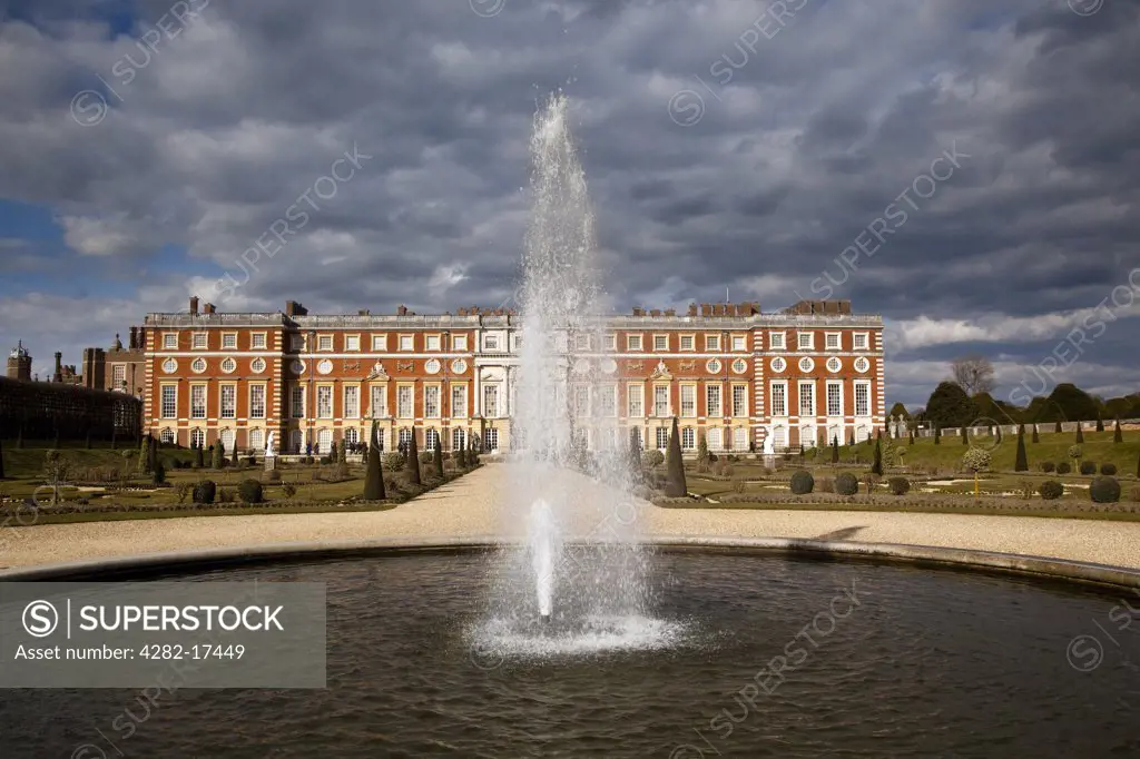 England, Surrey, Hampton Court. The Great Fountain Garden at Hampton Court Palace.