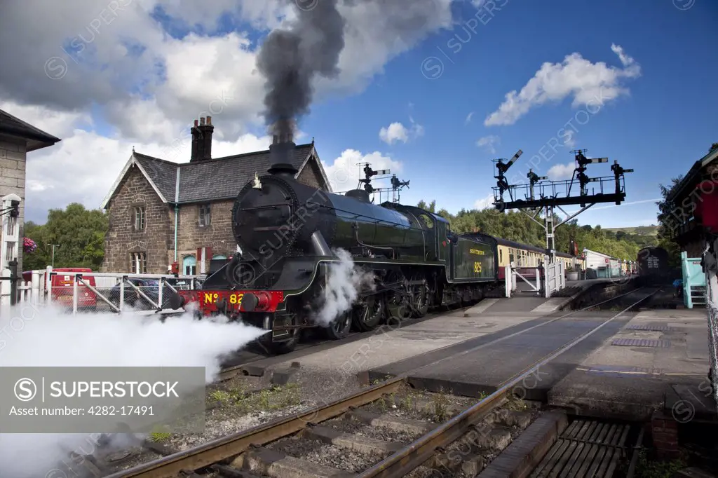 England, North Yorkshire, Grosmont. SR 4-6-0 Class S15 825 Steam Engine leaving Grosmont Station on the North York Moors Historic Railway.