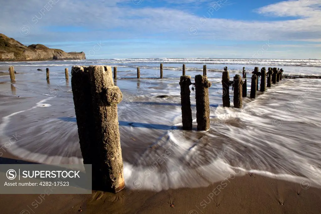 England, North Yorkshire, Sandsend. Waves from the North sea washing onto the shore around Groynes on Sandsend beach near Whitby on the North Yorkshire Coast.